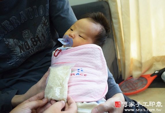 陳寶寶(台中西屯區到府嬰兒寶寶滿月剃頭理髮、免費到府嬰兒剃胎毛儀式吉祥話)。到府剃頭剃胎毛主持、專業拍照、DVD光碟、證書。★購買「臍帶章、肚臍章、胎毛筆刷印章」贈送：剃頭、收涎、抓周，三選一。2015.11.26 照片6